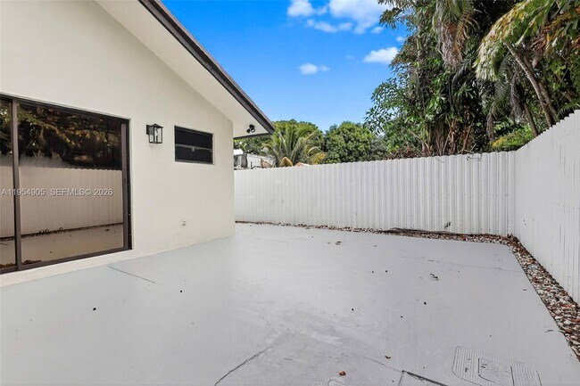 Building Photo - 1632 SW 19th Ter