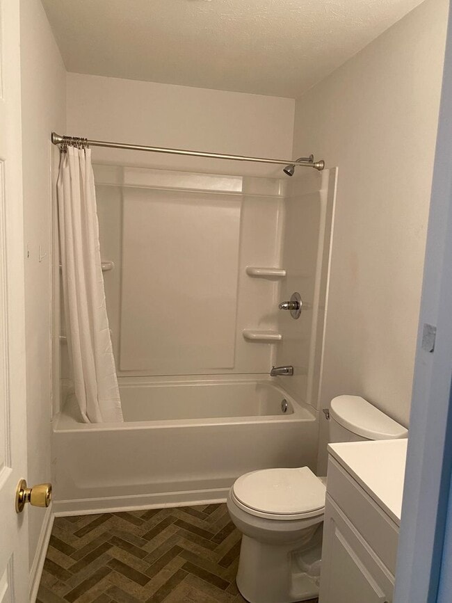 Building Photo - Conveniently located 4 bedroom, 2 bathroom...