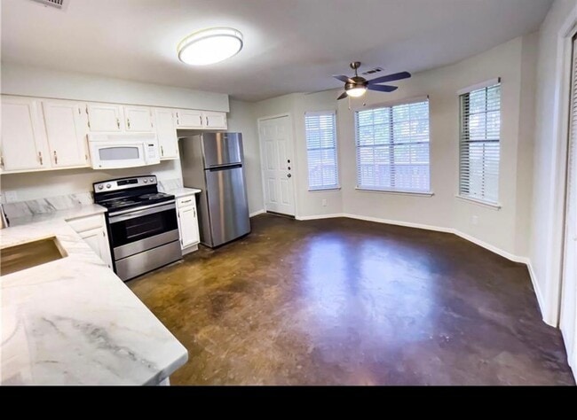 Building Photo - 2102 Kenneth Ave