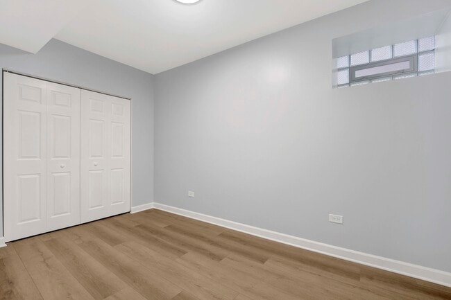 Building Photo - 2329 N Geneva Terrace