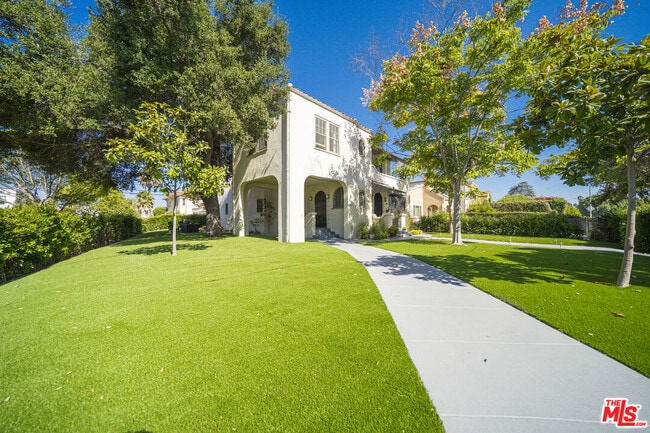 Building Photo - 1081 S Rimpau Blvd
