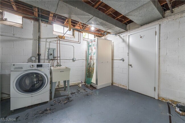 Building Photo - 23728 Glenhill Dr