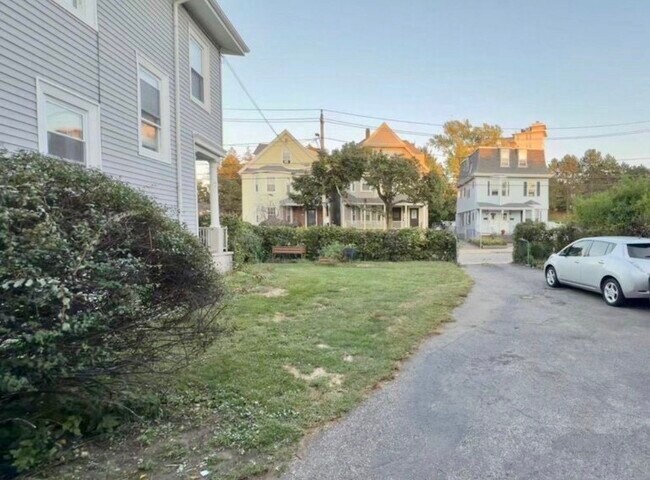 Building Photo - 82 Dustin St