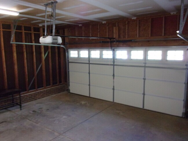 Building Photo - AVAILABLE NOW! 3 Bedroom 2 Bath Home on over 1 Acre in York with Clover Schools