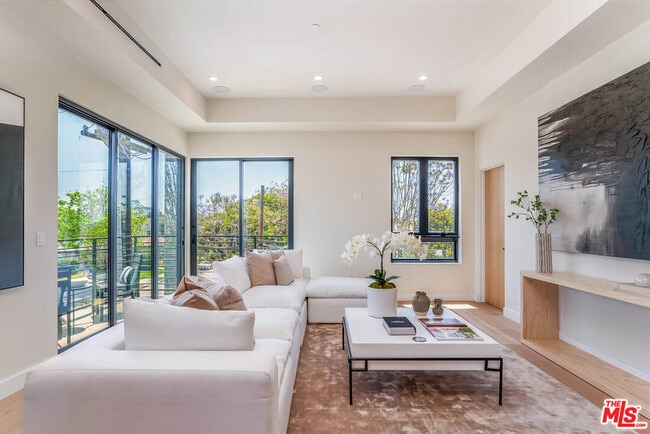 Building Photo - 1863 Barry Ave