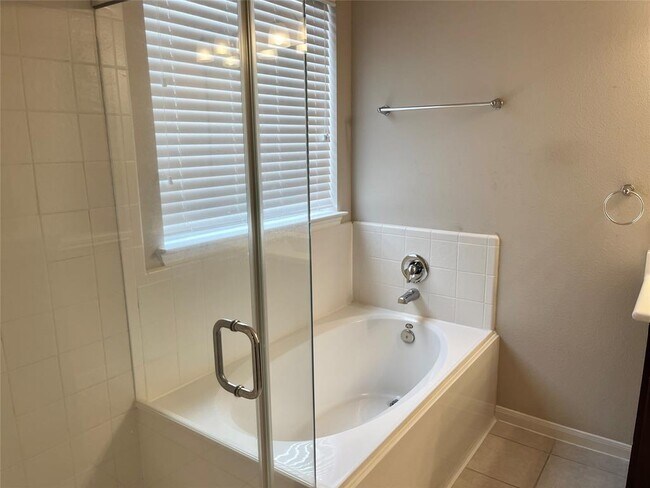 Building Photo - 5822 Coyote Echo Dr