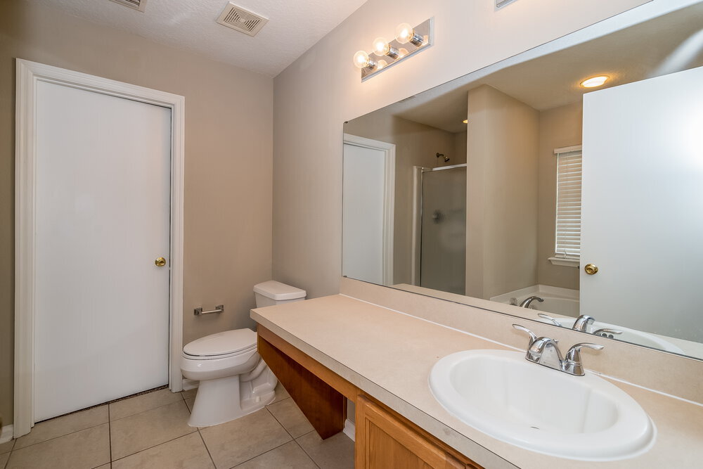 Building Photo - 2300 Justin Lake Dr