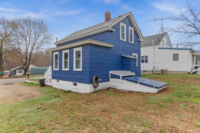 Building Photo - Spacious 3-Bed/1.5-Bath Home with Classic ...