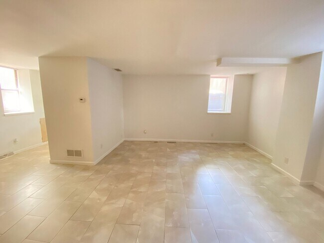 Building Photo - 877 Dennison Ave