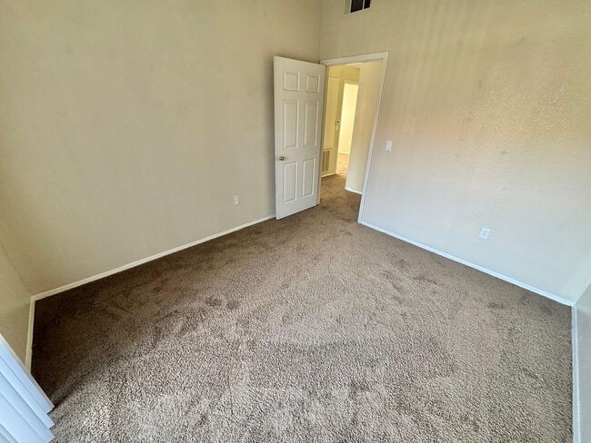 Building Photo - **BEAUTIFUL 3 BEDROOM, 2 BATHROOM DOWNSTAI...