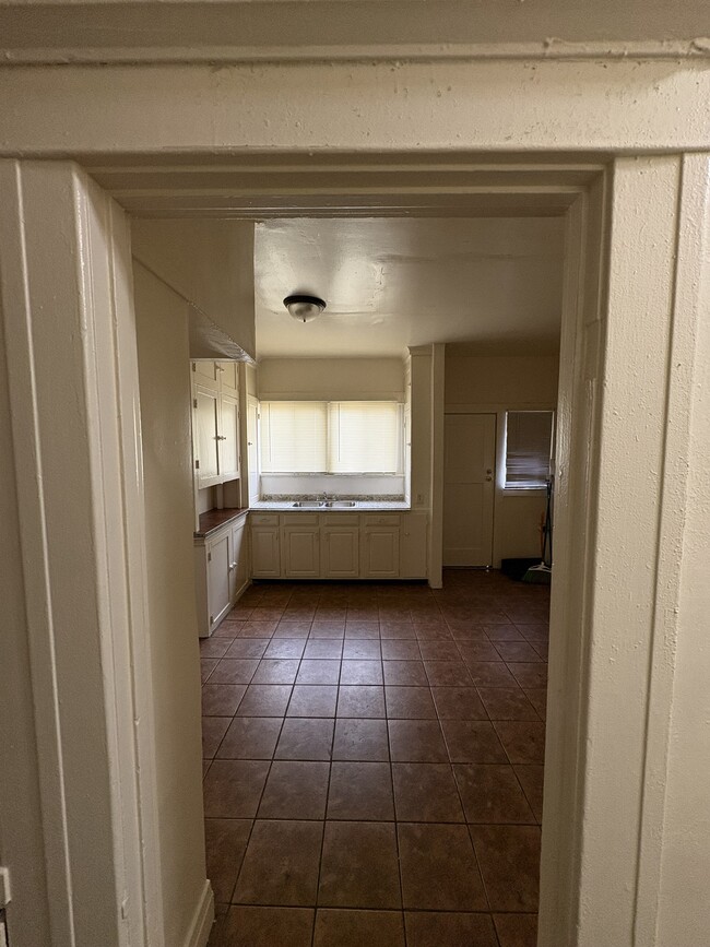 Kitchen - 3925 S Wilton Pl