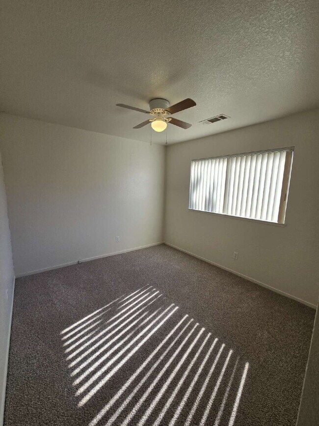 Building Photo - Walking distance to shopping and restauran...