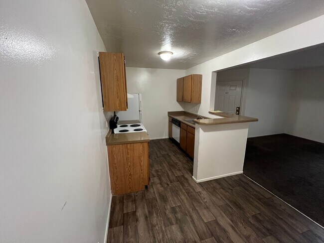 Building Photo - Cozy 3B/1 Bath Apartment in Millcreek