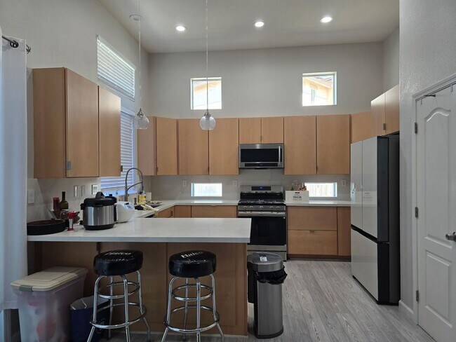 Building Photo - Big beautiful Home for rent in Visalia, Ca