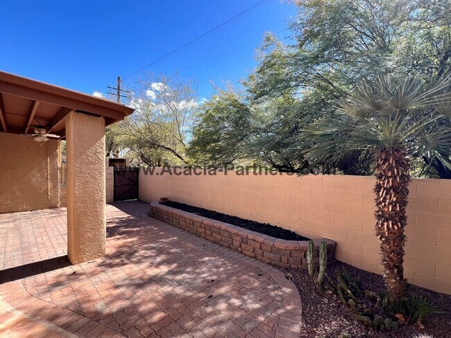Building Photo - Two Bedroom Townhouse