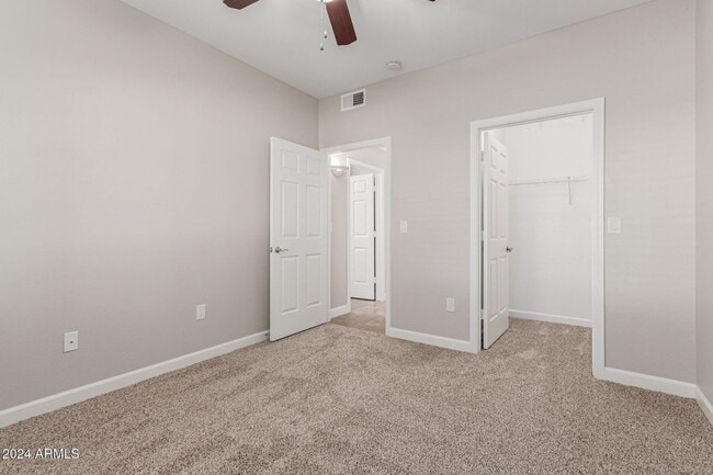 Building Photo - Immaculate Lakewood Community Condo