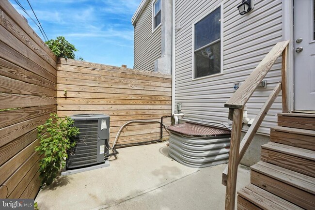 Building Photo - 2220 E Harold St