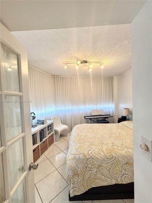 Building Photo - 999 Brickell Bay Dr