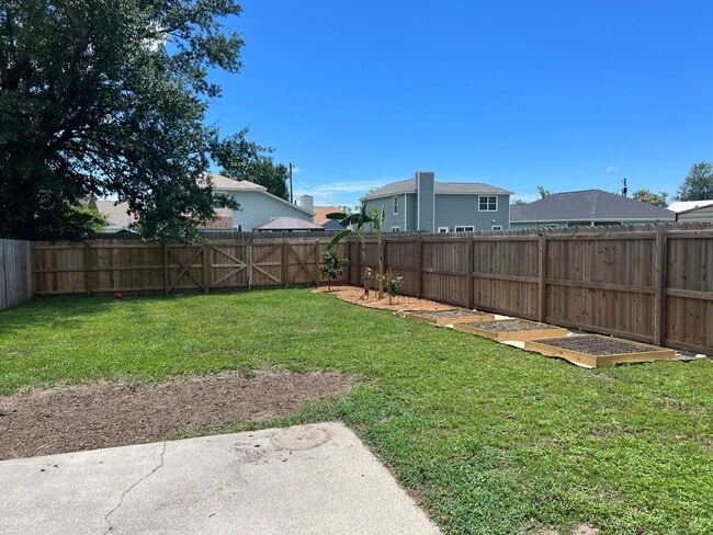 Building Photo - Beautifully Renovated 3B/2Bth Townhome