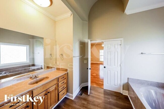 Building Photo - 8025 Brookhaven Ln