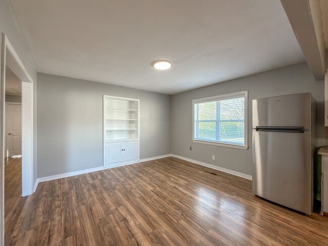 Building Photo - Newly Updated 3 Bed, 2 Bath Home in Greenwood