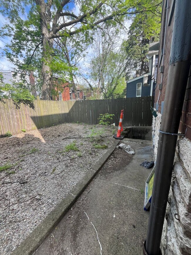 Building Photo - 2215 Victor St