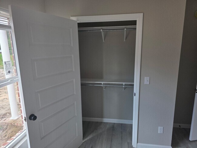 Building Photo - 111 Hollyhill Dr
