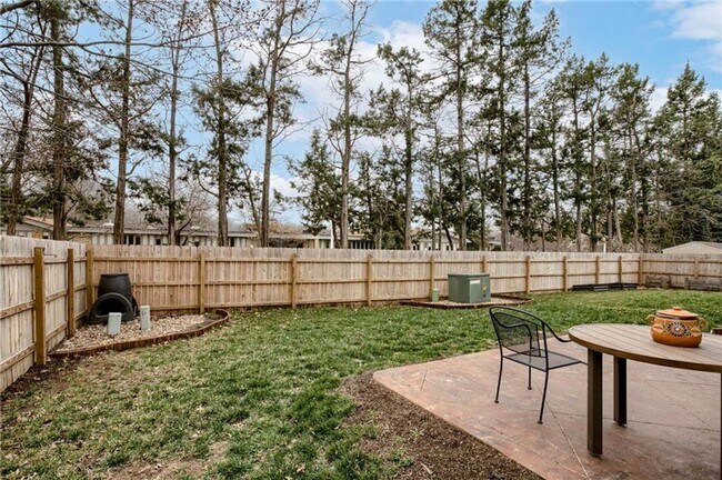 Building Photo - {8615} Remodeled w/ Updated Kitchen + New ...