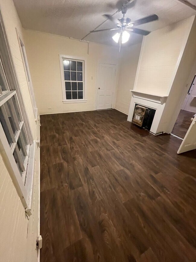 Building Photo - 2 Bedrooms- 1 Bathroom- Apartment in Lindale!