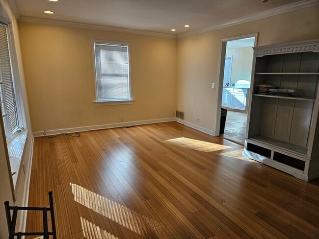 Building Photo - 1N670 River Dr