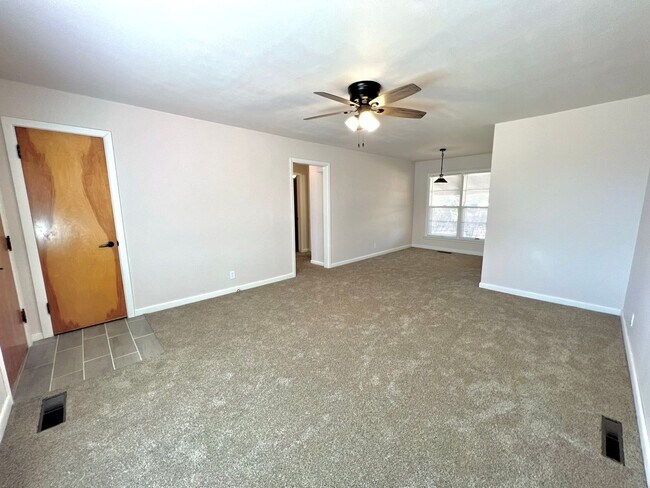 Building Photo - Newly Renovated 2 bed/1 bath Home with att...