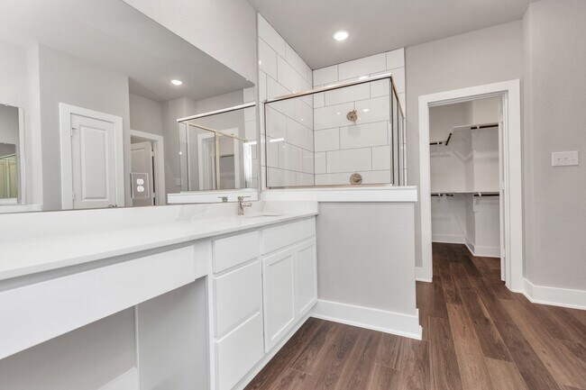 Building Photo - The Live Oak – Where Comfort Meets Conveni...