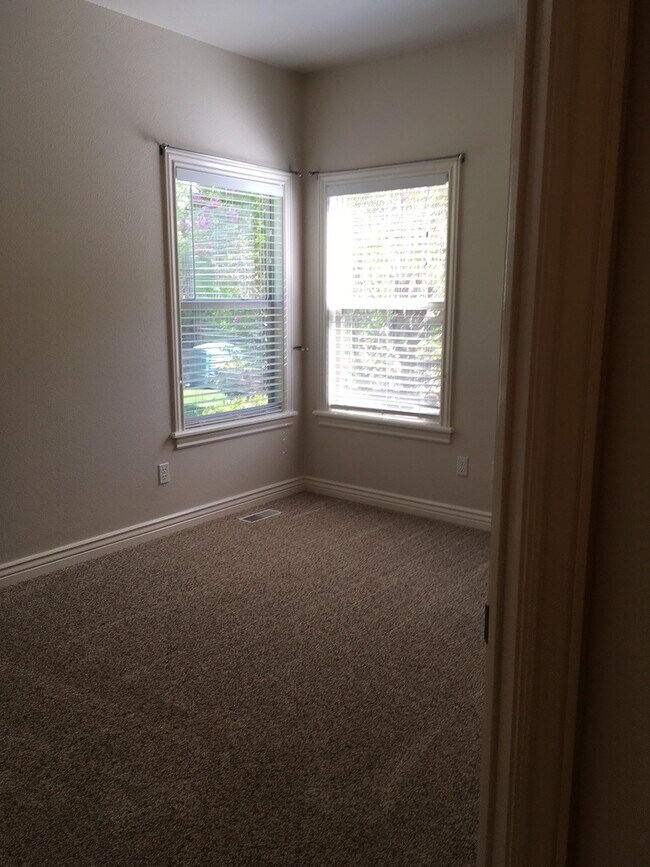 Building Photo - 576 E Riverchase Way