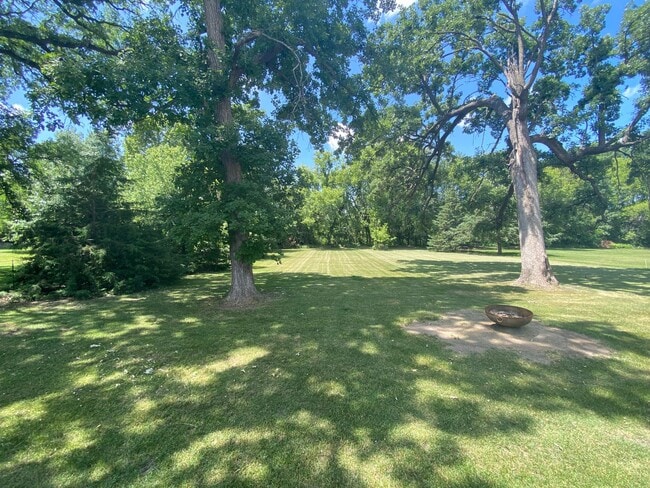 Building Photo - 3 bedroom 1 bath DUPLEX