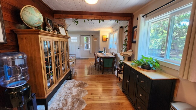 Building Photo - Cozy Craftsman style home!