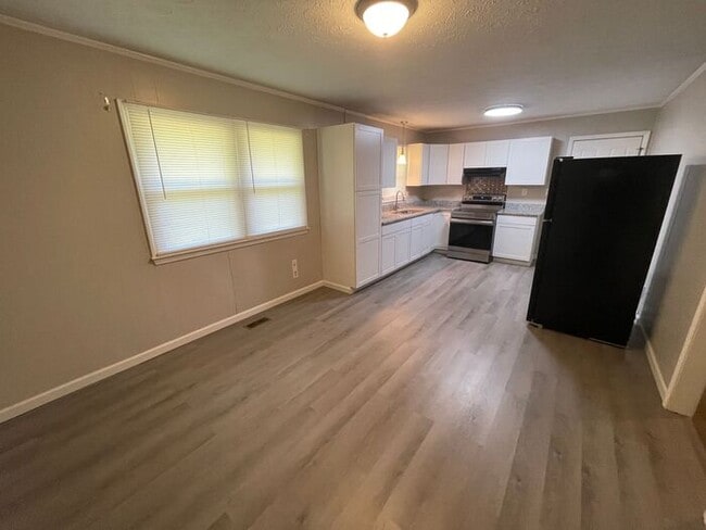 Building Photo - 3/1 Renovated House Available Now! Pet Friendly!