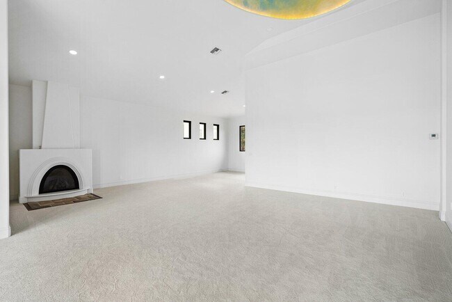 Building Photo - 1 18th Ave S