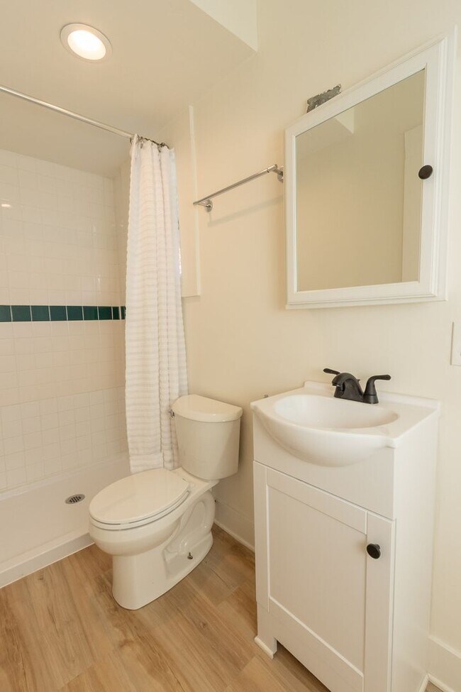 Building Photo - Charming 1 Bed/1 Bath w/ Large Fenced Yard...