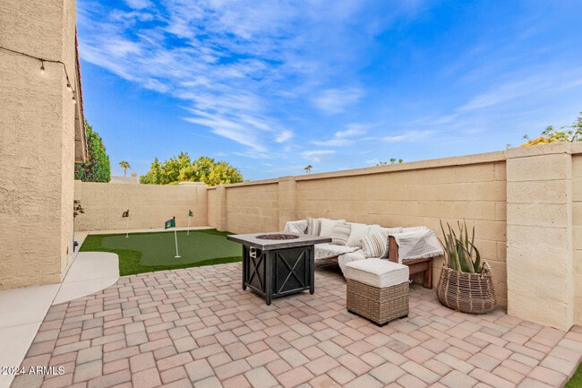 Building Photo - 2555 N Tamarisk St