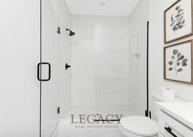 Building Photo - 2027 Rosemary Ln