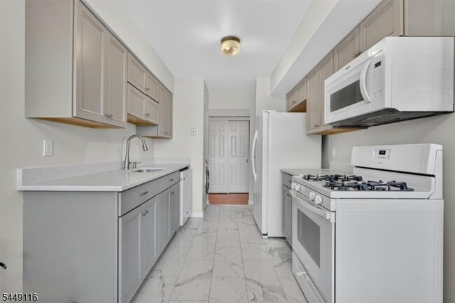 Building Photo - 94 Beverly Hl Ter