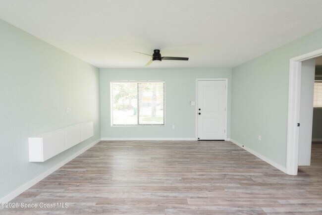 Building Photo - 347 S Lakeside Dr