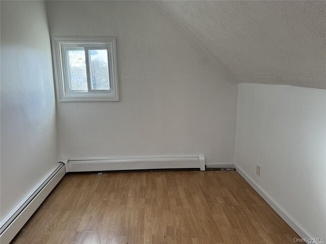 Building Photo - 33 Clarissa Dr