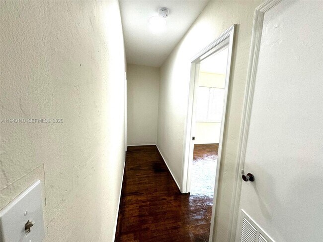 Building Photo - 433 Santander Ave