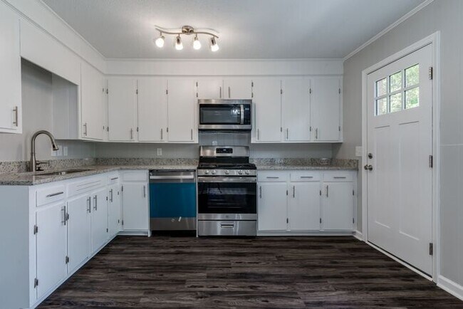 Building Photo - Spacious Home with Modern Comfort in 29223