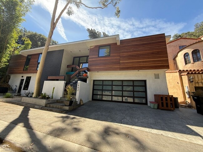 Building Photo - Mid-Century Modern 3-Bedroom Home with Pri...