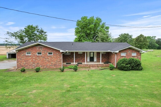 Building Photo - Charming Full Brick Home in Peaceful Count...