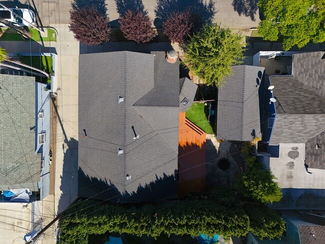 Building Photo - 2624 E 8th St