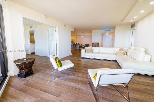 Building Photo - 2000 Towerside Terrace