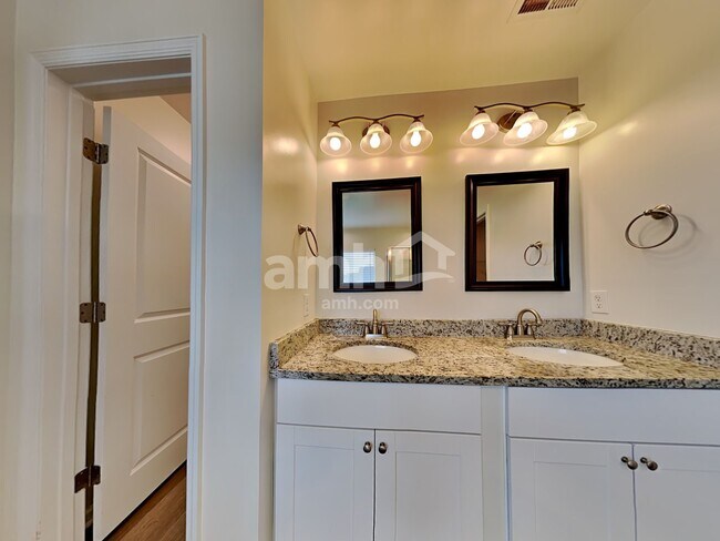 Building Photo - 136 Weeping Cypress Dr